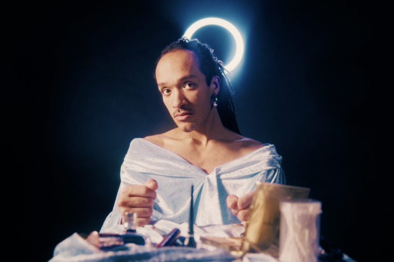 Singl Mistakes vypráví příběh šestnáctiletého kluka, který se zamiluje do známé OnlyFans tvůrkyně. Klip pracuje s obrácenou optikou a význam příběhu posouvá do širší roviny online fascinace. | Foto: Debora Loučková