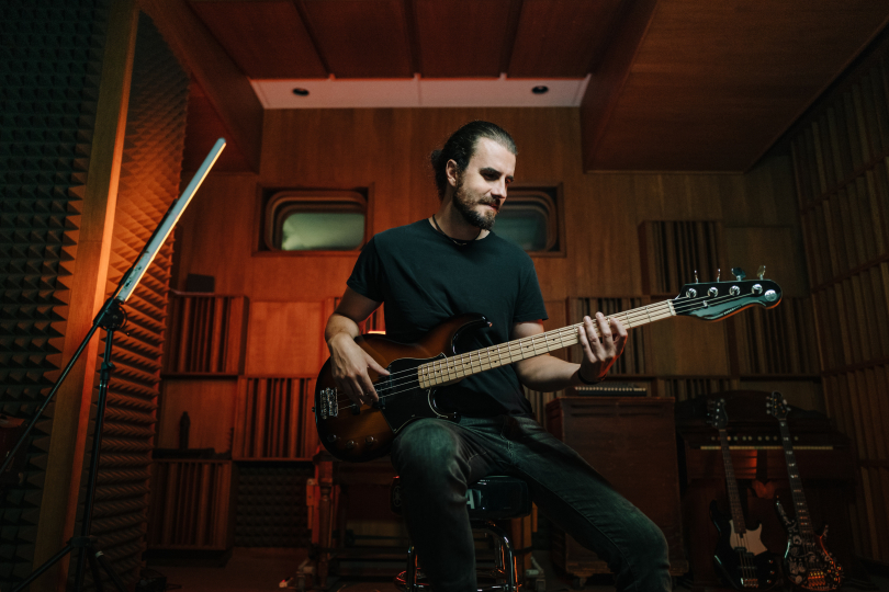 Zkušený basák, lektor a náš dlouholetý kolega z Frontmanu Marek Bero vydal knihu Bass Reels – Epické basové skladby pro éru sociálních médií. | Foto: archiv Marka Bera