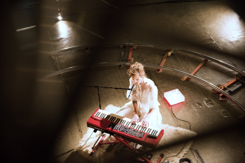„Mně je osmatřicet a až teď mám pocit, že jsem se coby muzikantka nějak osamostatnila. Přijde mi to docela pozdě a zajímalo mě, jestli to tak mají i ostatní holky,“ říká Marie Kieslowski. | Foto: Tereza Kunderová „Mně je osmatřicet a až teď mám pocit, že jsem se coby muzikantka nějak osamostatnila. Přijde mi to docela pozdě a zajímalo mě, jestli to tak mají i ostatní holky,“ říká Marie Kieslowski. | Foto: Tereza Kunderová