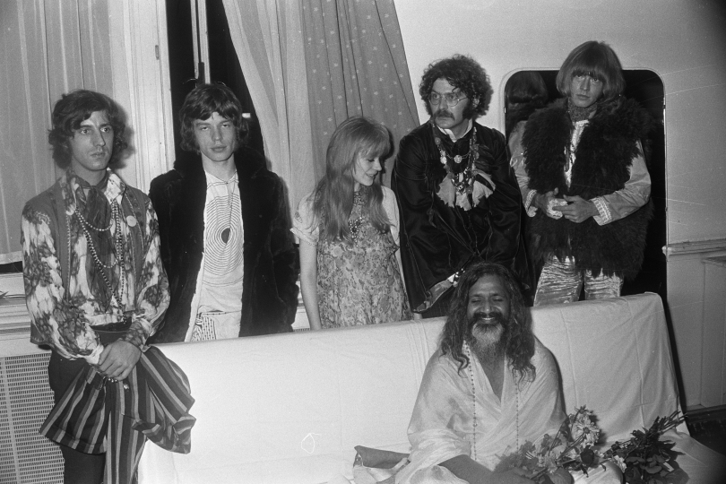 Zleva Michael Cooper, Mick Jagger, Marianne Faithfull, Shepard Sherbell, Brian Jones, Mahariši Mahéš zcela vepředu, 1. září 1967 | Foto: Ben Merk