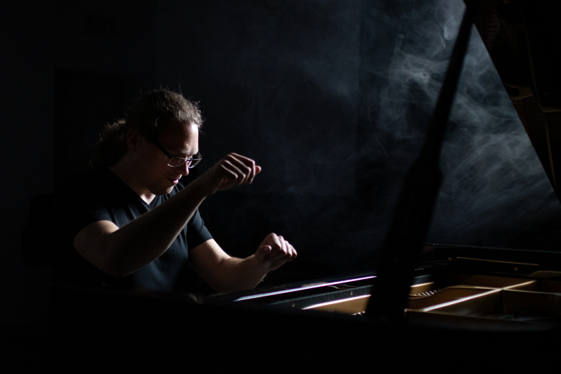 Skladatel, aranžér a pianista Michal Worek u svého osudového hudebního nástroje | Foto: archiv MW