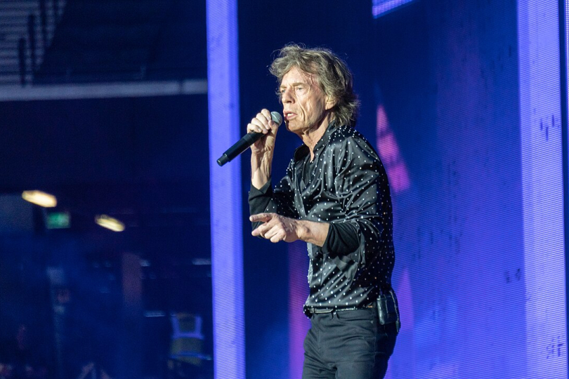 Andrew Watt dokázal zachytit přirozenou energii Stones a nechat vyniknout to, co vždy tvořilo jejich podstatu: kytary, rytmiku a nezaměnitelnou chemii mezi muzikanty. | Foto: Raph_PH (Wikimedia Commons)