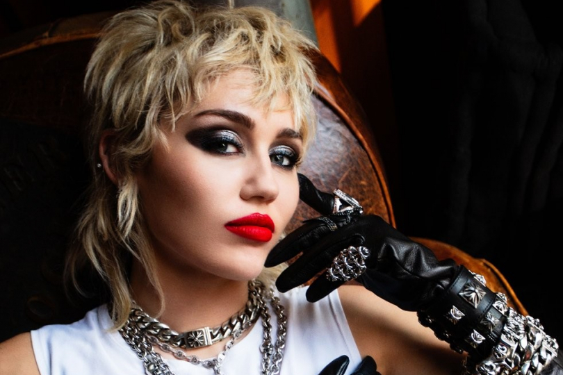 Říká se, že Miley Cyrus s tímto albem dospěla. Co se týče hlasového projevu, tak určitě ano | Foto: Mick Rock Říká se, že Miley Cyrus s tímto albem dospěla. Co se týče hlasového projevu, tak určitě ano | Foto: Mick Rock
