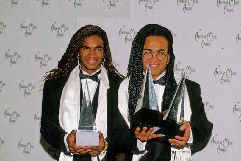 Milli Vanilli to v devadesátkách vyhnali do extrému bezostyšným celoplaybackem, kde ani nezpívali oni. | Foto: Globe Photos / Mediapunch / Shutterstock