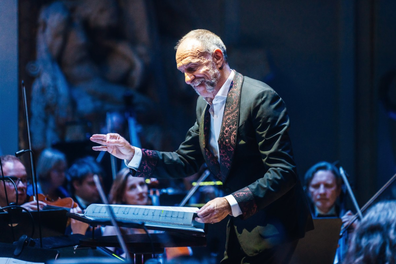 Mychael Danna, držitel Oscara diriguje svou hudbu z filmu 500 dní se Summer na slavnostním zahájení Composers Summit Prague 2025. | Foto: Petr Klapper