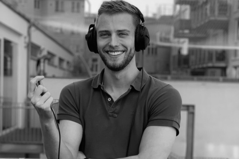 David Liam Nachlinger pracuje už pátým rokem ve Vídni, převážně jako moderátor. | archiv Davida Liama Nachlingera David Liam Nachlinger pracuje už pátým rokem ve Vídni, převážně jako moderátor. | archiv Davida Liama Nachlingera