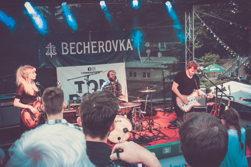 Na Top RoofTop festivalu vystoupili i někdejší vítězové předchozí karlovarské soutěže kvrm.cz | Foto: Bělka Čurlinová