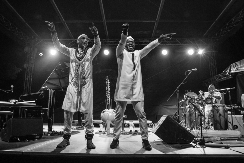 V bloku, kterým Folkové prázdniny začaly, se sešli kubánský jazzový klavírista Omar Sosa, zpívající hráč na koru Seckou Keita ze Senegalu a venezuelský perkusista Gustavo Ovalles. | Foto: Barka Fabiánová 