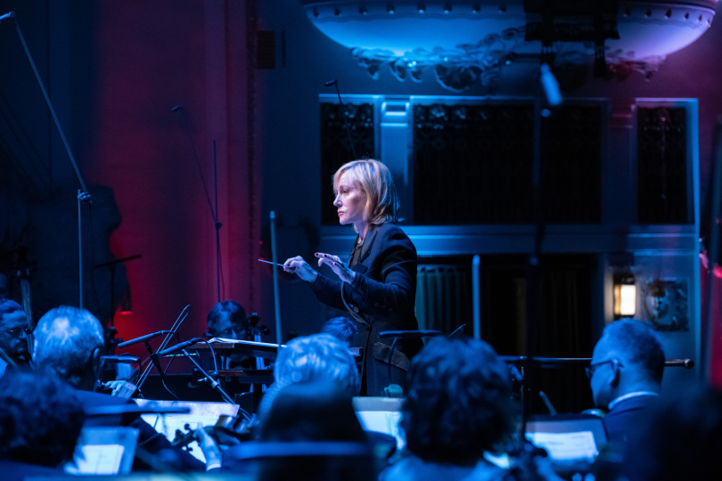 Dirigující orchestrátorka Nan Schwartz. | Foto: Kač Brožová Dirigující orchestrátorka Nan Schwartz. | Foto: Kač Brožová