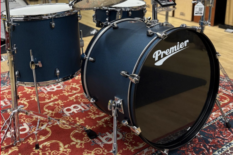 Revolution staví na jednoduché, ale funkční myšlence: nabídnout plně vybavenou bicí soupravu, kterou stačí rozbalit, postavit a začít hrát. | Foto: Kytary.cz