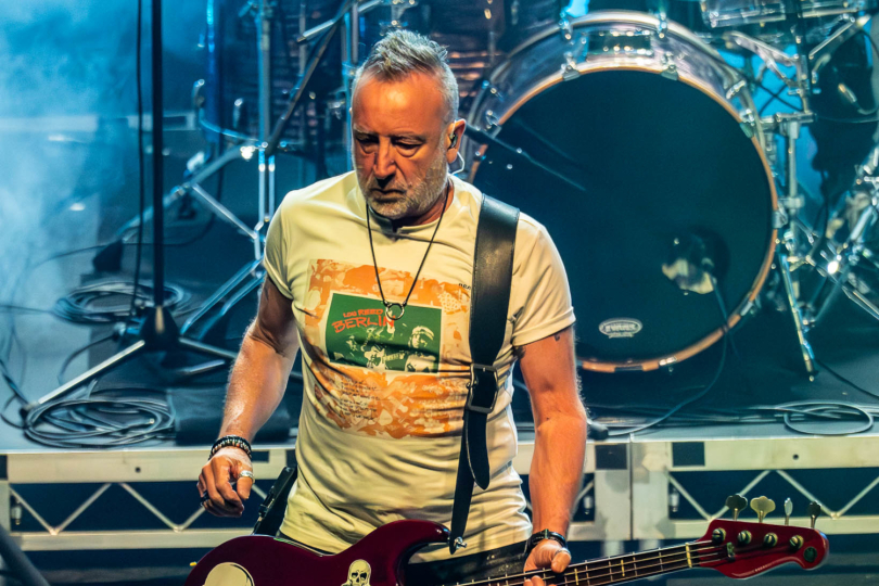 „Sex Pistols doslova roztrhali všechna pravidla. Jejich vztek přesně vystihoval, jak jsem se tehdy cítil,“ říká Peter Hook. | Foto: Jason Mooney
