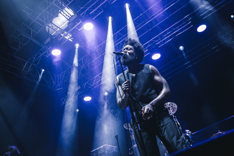 Patrně nejvýraznější člen Young Fathers, Alloysious Massaquoi, měl na vyznění setu kapely zásadní podíl. | Foto: Dag Markl