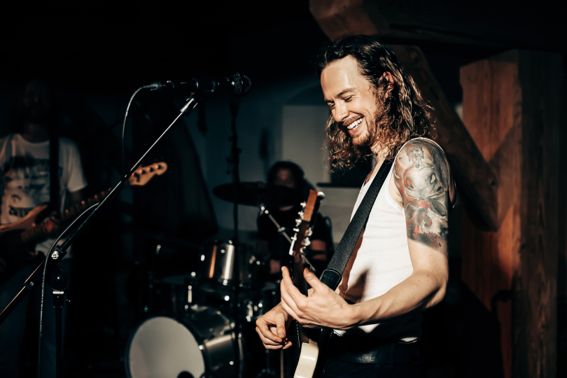 „Myslím, že v londýnské scéně neznám nikoho s menším pedalboardem, než mám já – a to se mi vlastně líbí,“ říká Rufus Miller. | Foto: Milan Kruliš