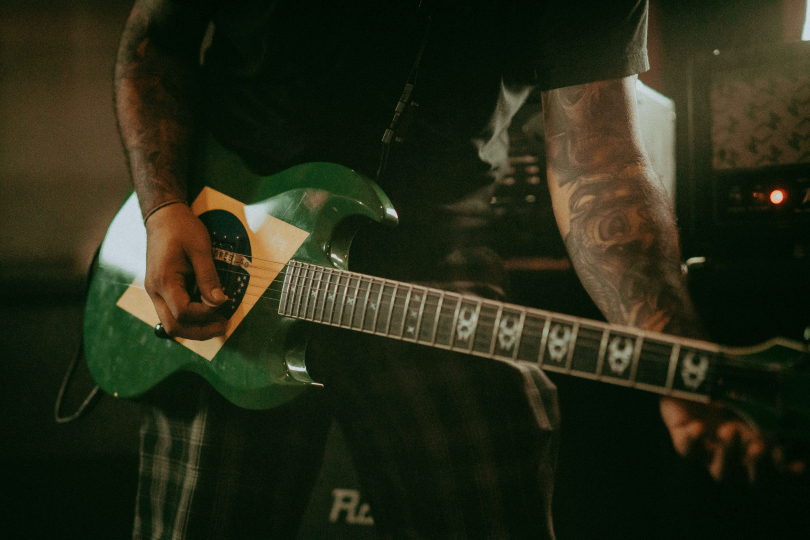 Po zahnutých hokejkách superstratů zase byly k vidění fenderovské vintage tvary, lespauly, esgéčka a zvuk evokoval starý dobrý sedmdesátkový hardrock. | Foto: Kris Amon (Unsplash) Po zahnutých hokejkách superstratů zase byly k vidění fenderovské vintage tvary, lespauly, esgéčka a zvuk evokoval starý dobrý sedmdesátkový hardrock. | Foto: Kris Amon (Unsplash)