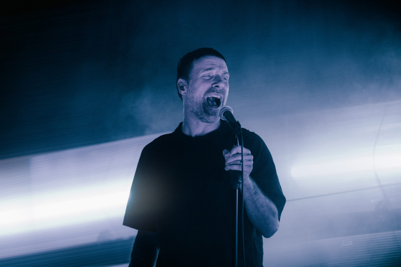 Jason Williamson ze Sleaford Mods během koncertu v pražském klubu Roxy. | Foto: Kateřina Fialová (Fource Entertainment)