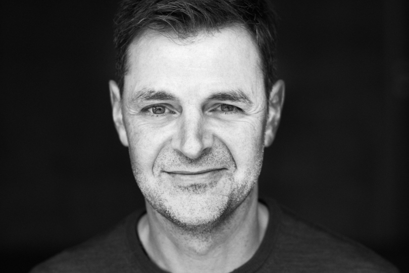 Novinář Saša Michailidis se v Akcentu ČRo Vltava zaměří na to, jak Spotify a další streamovací platformy změnily hudbu i její poslech. | Foto: Tomáš Vodňanský, ČRo Vltava Novinář Saša Michailidis se v Akcentu ČRo Vltava zaměří na to, jak Spotify a další streamovací platformy změnily hudbu i její poslech. | Foto: Tomáš Vodňanský, ČRo Vltava