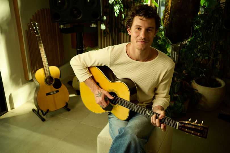 Martin rozšiřuje spolupráci se Shawnem Mendesem o dvě nové signované kytary, limitovanou 000-28 Shawn Mendes a dostupnější elektroakustiku 000-10E Shawn Mendes. | Foto: Martin Guitars