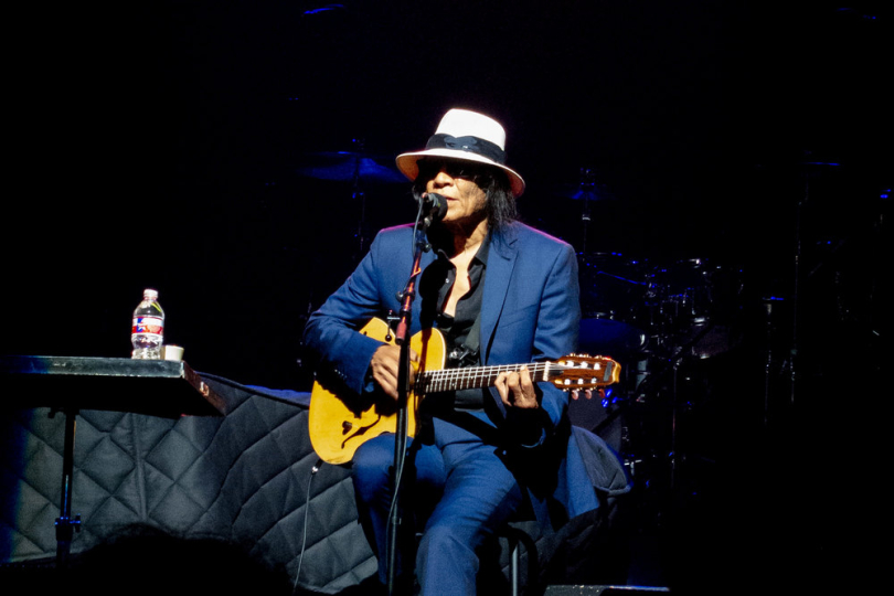 Sixto Rodriguez na koncertě v roce 2015. Je o něm známo, že nerad zkouší a má doprovodné kapely v každém státě, ve kterém hraje. | Foto: Ralph Sanchez (flickr)