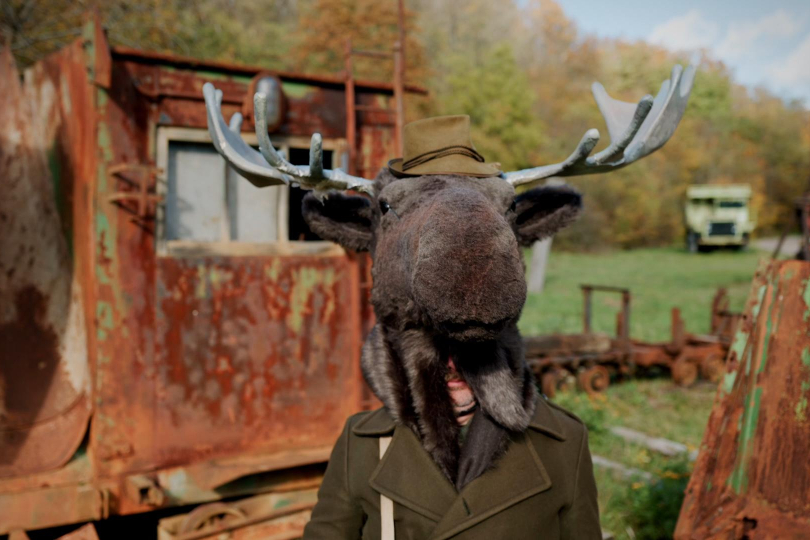 Všudypřítomného myslivce hraje Marek Hes, grafik kapely, jenž už od druhého alba dotváří grafický design obalů všech desek Nauzey Orchestry. | Foto: Tomáš Brada