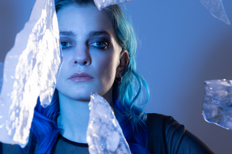 „Vyostřená doba si žádá rockový zvuk,“ říká na okraj svého nového alba Rozkousanej svět písničkářka Kvietah. | Foto: Barbora Žentelová