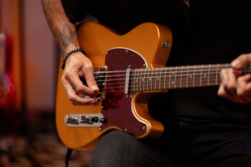 Troy Van Leeuwen převádí svůj dvanáctistrunný Custom Shop Telecaster do dostupnější podoby pod značkou Squier.  | Foto: Fender
