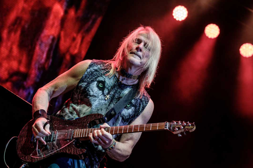 Steve Morse během sólové hry malíčkem pravé ruky mistrně ovládá hlasitost jednotlivých tónů. | Foto: Mark Ellis