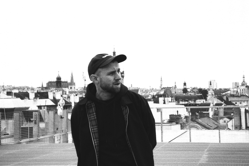 „Mám s rapovou scénou spoustu styčných bodů a mám ji rád,“ říká Tomáš Havlen. | Foto: Ondřej Mlch