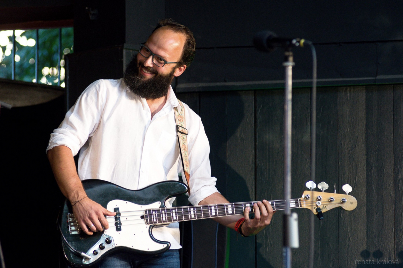 Tomáš Liška v rozverné akci s Jazz Bass. Nedávno také objevil kouzlo starých baskytar Jolana. | Foto: Renata Králová