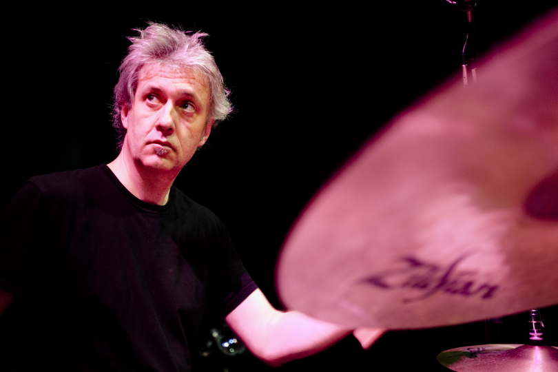 „Mám opravdu rád pocit při hraní na bicí – taktilní, hmatatelnou odezvu, kterou dostávám od nástroje,“ říká Tony Buck. | Foto: Holimage