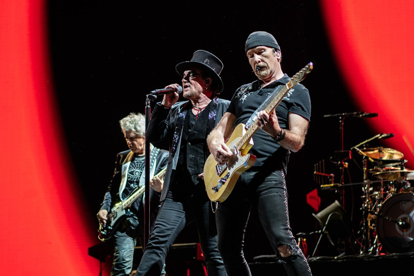 Epickou rytmiku a postpunkovou naléhavost vyměnili U2 za klavírní doprovody či jednoduché syntezátorové stěny na pozadí. | Foto: U2start/WikimediaCommons
