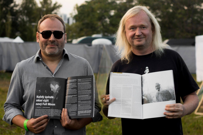 Michal Pařízek s magazínem UNI a Ondřej Bezr s Full Moonem v rukách | Foto: Zuzana Malá