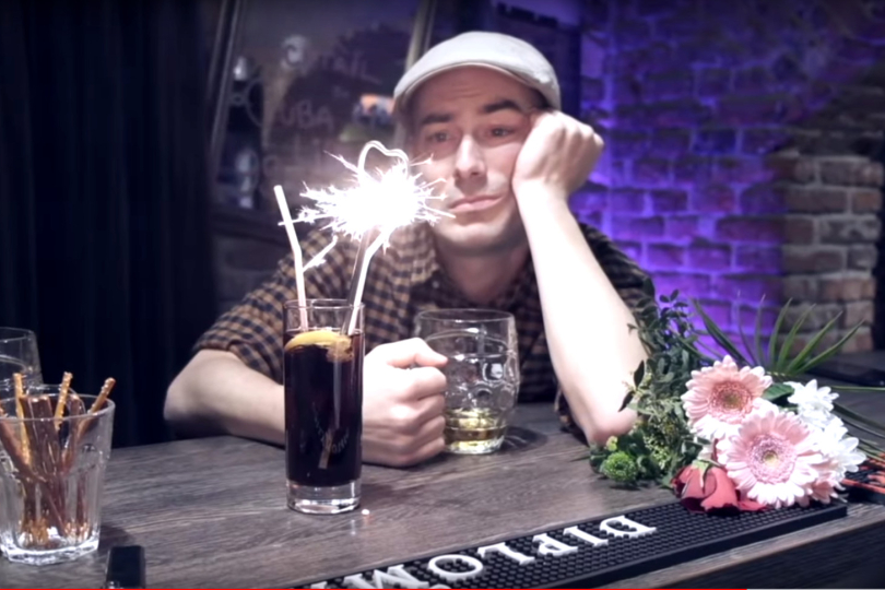 Petr Mašín odpovídá, co se tenkrát stalo a proč Bára nedostala kytku na Valentýna. | Foto: screen z klipu Vůl Petr Mašín odpovídá, co se tenkrát stalo a proč Bára nedostala kytku na Valentýna. | Foto: screen z klipu Vůl