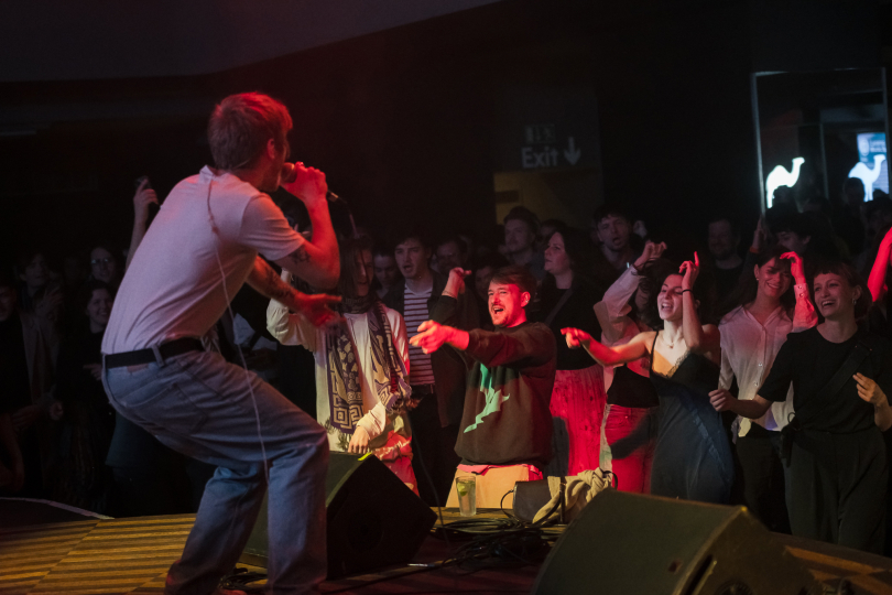 Toyota Vangelis (dole pod podiem během vystoupení Mat213) byl na loňské Vinyle hlavně jako hudební fanoušek. Letos zahraje mezi nominovanými na album roku. | Foto: Libor Galia Toyota Vangelis (dole pod podiem během vystoupení Mat213) byl na loňské Vinyle hlavně jako hudební fanoušek. Letos zahraje mezi nominovanými na album roku. | Foto: Libor Galia