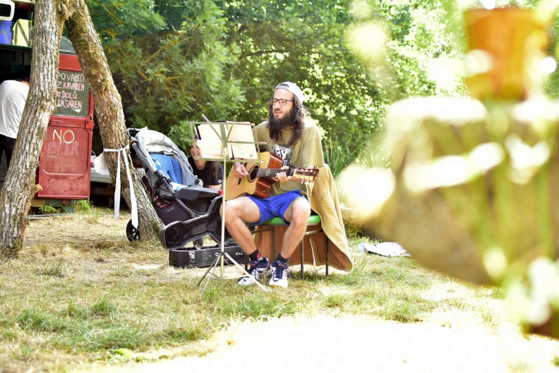 Kdy jindy než v létě nasát nečekané nápady, vjemy a myšlenky, které pak během podzimních plískanic ve zkušebně přetavíte v nové riffy a melodie? I Festival MEZIPROSTOR, foto: Jitka