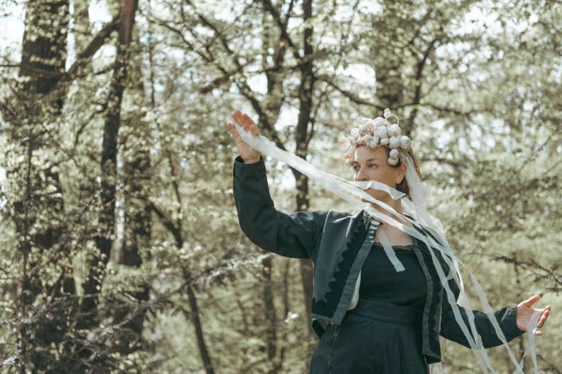 „S lidovou písní má moje tvorba mnoho společného, ale před krojem jako takovým mám velký respekt,“ říká Tereza Richtrová. | Foto: Karolína Ketmanová