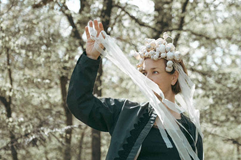 Skladba Z hory patří na albu k těm, které se nejvíce přibližují formě lidové písně – záměrně jednoduchým jazykem i strukturou. | Foto: Matúš Szalontay