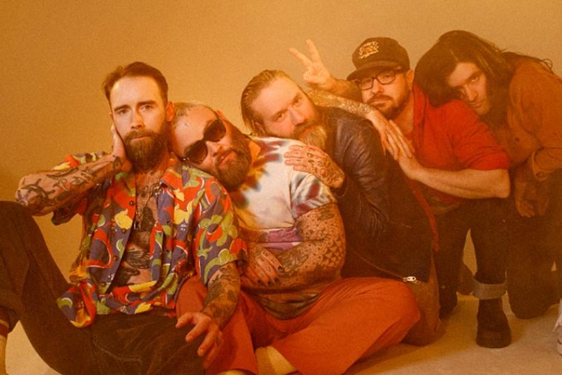 Alexisonfire začínají svoji novou éru velkolepě. Hudbou, která elektrizuje, pulzuje, s bajkami o vlastním pronikavém strachu a zmučené duši. | Foto: Archiv umělce Alexisonfire začínají svoji novou éru velkolepě. Hudbou, která elektrizuje, pulzuje, s bajkami o vlastním pronikavém strachu a zmučené duši. | Foto: Archiv umělce