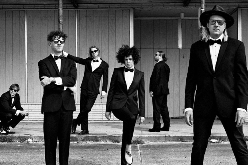 Arcade Fire se tváří jako kapela na vrcholu, ale často znějí spíš jako kapela, která už všechno řekla. | Foto: Press Arcade Fire se tváří jako kapela na vrcholu, ale často znějí spíš jako kapela, která už všechno řekla. | Foto: Press