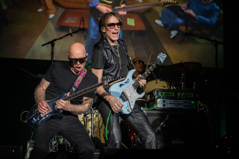 Hodinu a půl dlouhý set byl nadupaný kytarovými riffy a samozřejmě hlavně dlouhými, technicky dokonalými sóly. | Foto: Live Nation