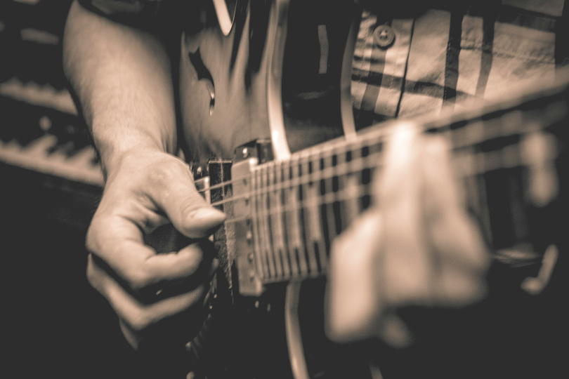 Vyhrávky rozložených akordů a melodií na jednotlivé struny ke strunným nástrojům bytostně patří už od počátku jejich historie. | Foto: Unsplash