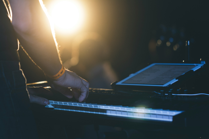 Už žádné tahání songbooků, žádná Já písnička ani koncertní hraní za hradbou notových plachet. Prostě byste se na celý zápis jedinkrát podívali a okamžitě si ho zapamatovali jako „vizuální mapu“. | Foto: Unsplash Už žádné tahání songbooků, žádná Já písnička ani koncertní hraní za hradbou notových plachet. Prostě byste se na celý zápis jedinkrát podívali a okamžitě si ho zapamatovali jako „vizuální mapu“. | Foto: Unsplash