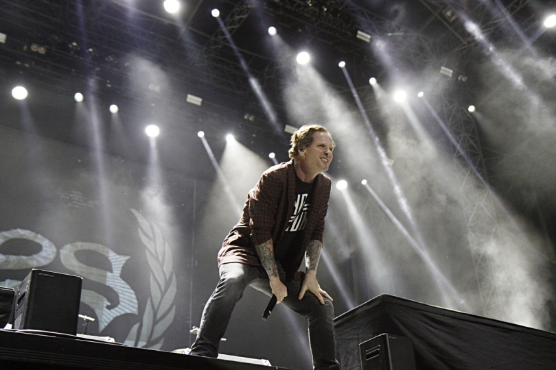 Sólově zní Taylor čím dál víc jako optimistický rock'n'rollový klaun. | Foto: Martin Hošna Sólově zní Taylor čím dál víc jako optimistický rock'n'rollový klaun. | Foto: Martin Hošna