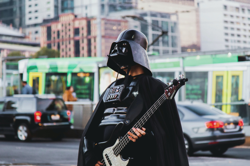 Vypadá to, že Darth Vader na fotce hraje silnou kombinaci základního tónu a kvarty. Nejčastěji se totiž v běžné hudební praxi používají dvojhmaty, kdy hrajete dva tóny najednou a vytváříte tak hutnější souzvuk. | Foto: Cristine Enero (Unsplash)