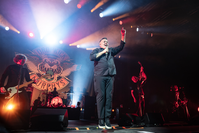 Dropkick Murphys 2025: sklenice Guinnessu, pár slz, pořádný refrén a pěst sevřená proti bezpráví. | Foto: Riley Vecchione