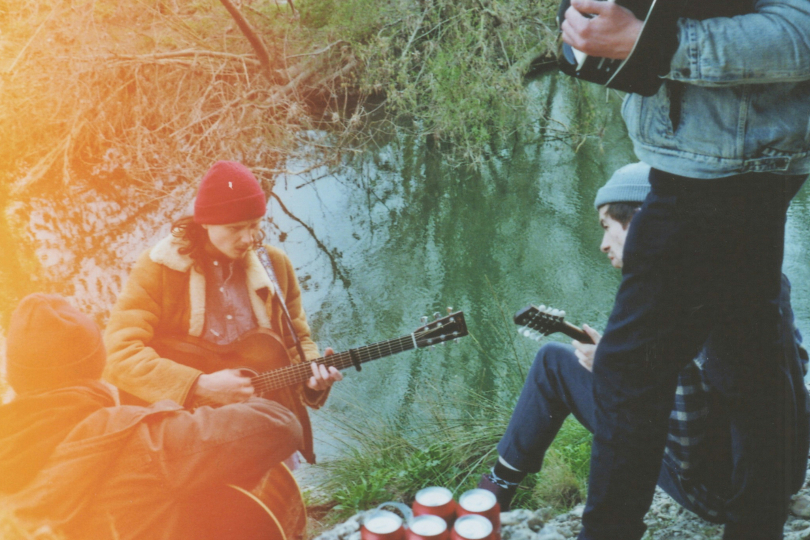 Hraní ve více lidech je mnohem zábavnější a navíc - nikdy nevíte, kdy se z improvizovaného setkání s kytarami stane zárodek budoucí kapely. I Foto: Frische Luft Music on Unsplash
