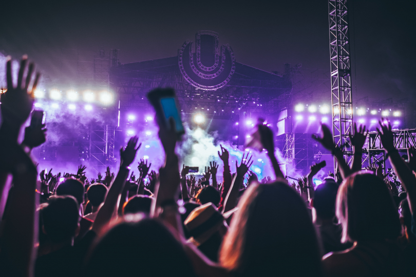Ač klišé jako hrom, stejně je nám sympatické, že se hudební celebrity snaží aspoň naučit vyslovit jméno města, ve kterém hrají. | Foto: Hanny Naibaho (Unsplash) Ač klišé jako hrom, stejně je nám sympatické, že se hudební celebrity snaží aspoň naučit vyslovit jméno města, ve kterém hrají. | Foto: Hanny Naibaho (Unsplash)