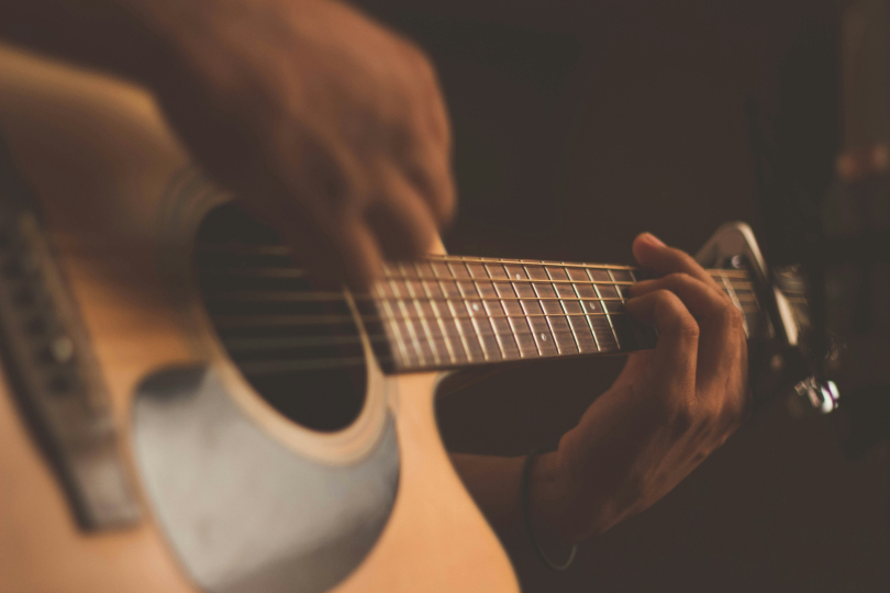 Doprovodná kytara neznamená, že musíme stále hrát na všech šest strun, je naopak velmi žádoucí si vybírat. I Foto: Jefferson Santos on Unsplash