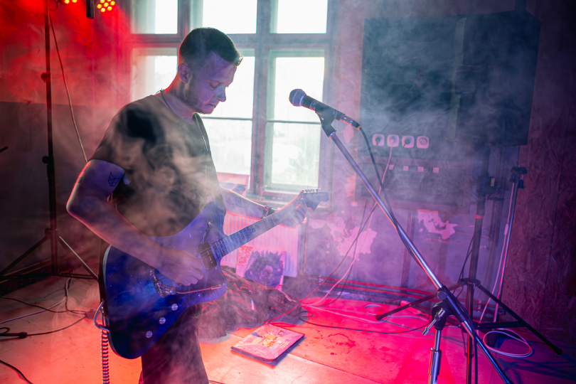 V současné době Jakub König nejvíc hraje na Jet Fly, kterou pro něj postavili brněnští Red Bird Instruments. | Foto: Jára Tylman