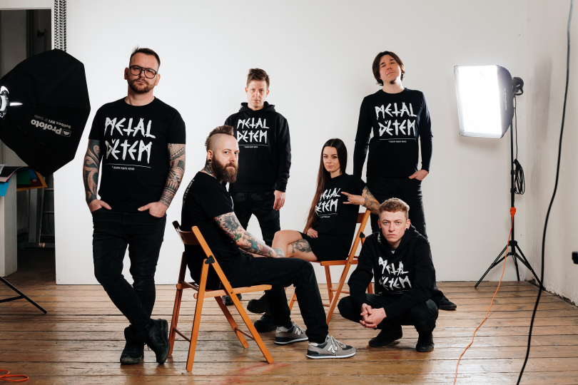 Metal dětem! musí zaplavit planetu. A nebo aspoň sekci „samoživitelé“ dárcovské platformy Znesnáze21! | Foto: Sonya Son Metal dětem! musí zaplavit planetu. A nebo aspoň sekci „samoživitelé“ v nadaci Z nesnáze 21! | Foto: Sonya Son