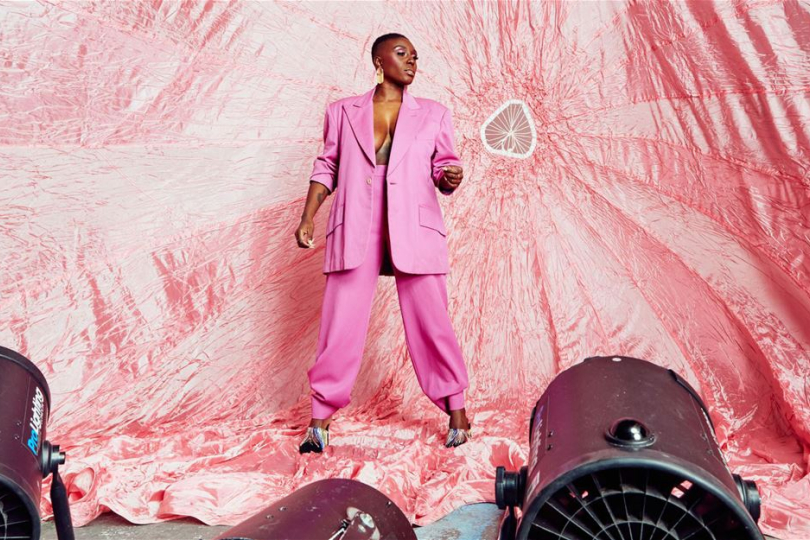Laura Mvula během večera mluvila také o tom, že skladba Golden Ashes vznikla jako autoterapie v souvislosti s panickou atakou. A publikum ji odměňovalo vřelým potleskem. Přesto se jí nelze divit, že ačkoli ji fanoušci na konci bouřlivě volali zpět, na přídavek už se nevrátila. | Foto: promo umělkyně Laura Mvula během večera mluvila také o tom, že skladba Golden Ashes vznikla jako autoterapie v souvislosti s panickou atakou. A publikum ji odměňovalo vřelým potleskem. Přesto se jí nelze divit, že ačkoli ji fanoušci na konci bouřlivě volali zpět, na přídavek už se nevrátila. | Foto: promo umělkyně